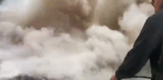 为了防止木凳底部再次复燃 大家拆除烧焦的木凳