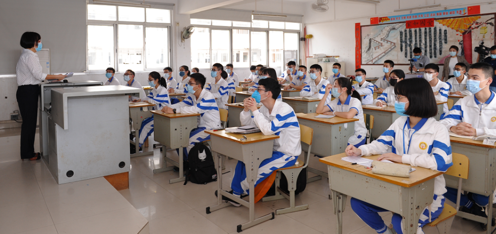 当天中午12时左右,揭阳一中饭堂迎来了本学期的第一批"顾客".