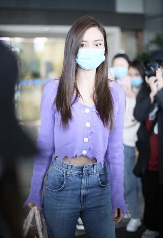 angelababy机场照同穿短款上衣,可酷飒可甜美,你更喜欢哪一款