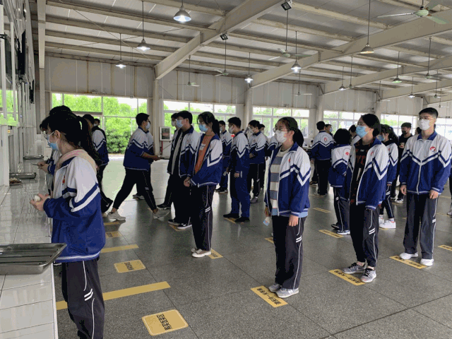 立达中学的学生依次进入校门▲松江二中学生入校平稳有序各校返校复课
