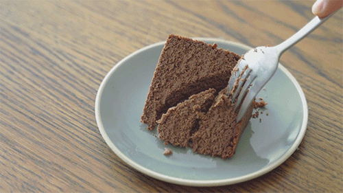 烤箱预热好之后,120℃烤80分钟,再转到180℃烤10分钟 烤好后取出蛋糕