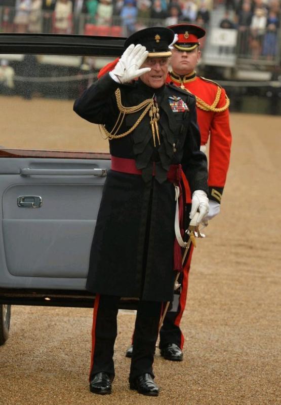 照片中黑色制服是 frock coat礼服,现任掷弹兵团名誉团长爱丁堡公爵