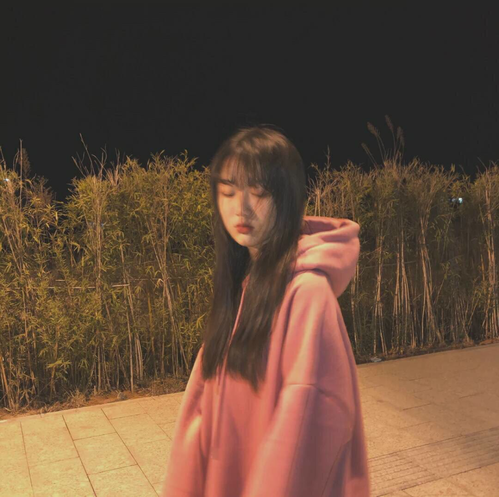 忧郁女生头像:我只是喜欢你而已,凭什么让我这么难过!