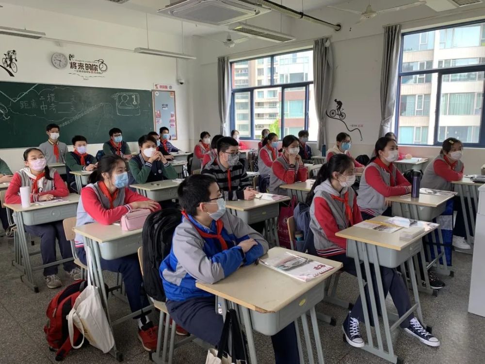 "归来日·用安全书写重逢的故事"建平香梅中学复课开学第一天