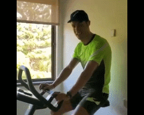 C罗晒骑单车视频，在家健身停不下来，还趁机大秀了一把肱二头肌