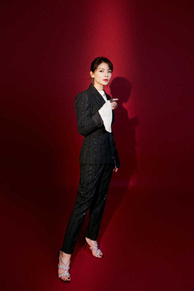 刘涛气质全开,穿一套黑色西装套装金光闪闪,意外洋气又减龄