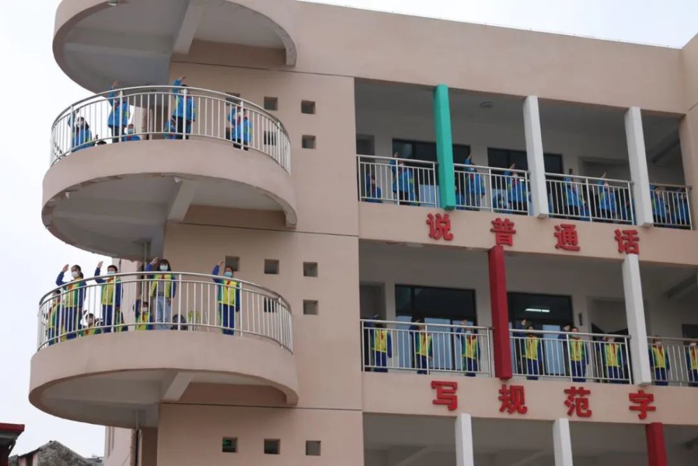 由于疫情的持续影响,滁州市紫薇小学举行了特殊的升旗仪式:利用好