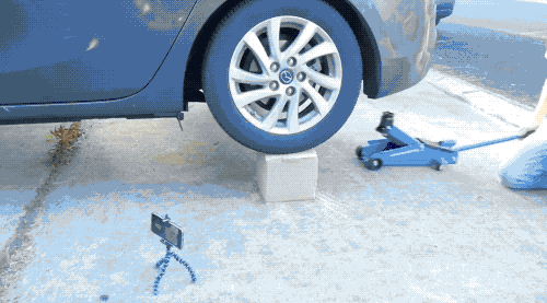 甚至,它还能够支撑起一辆小汽车.