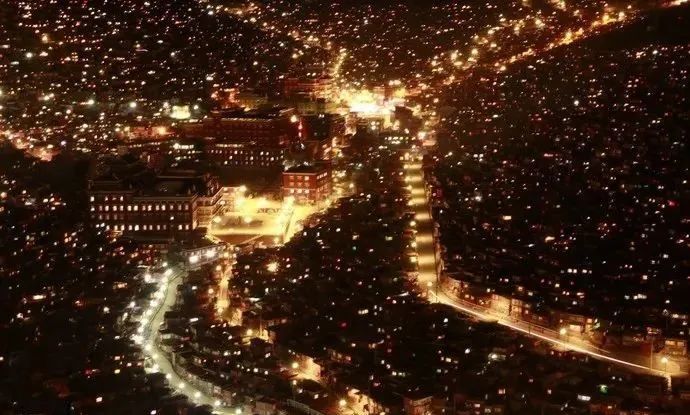 色达 在人们的印象中,高原夜景是星空的天地,然而佛学院的夜晚却满山