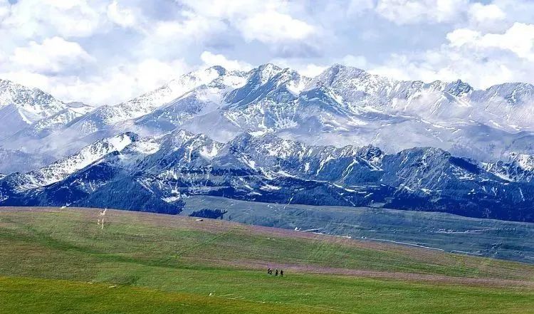 天山草原的喀拉峻,空气通透,景色宜人堪称神仙画作