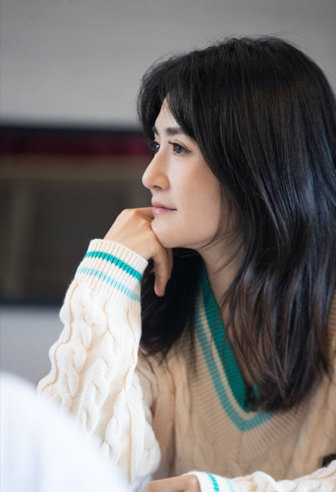 谢娜越来越敢穿!学院风毛衣搭配牛仔裤,39岁瞬间美回19岁
