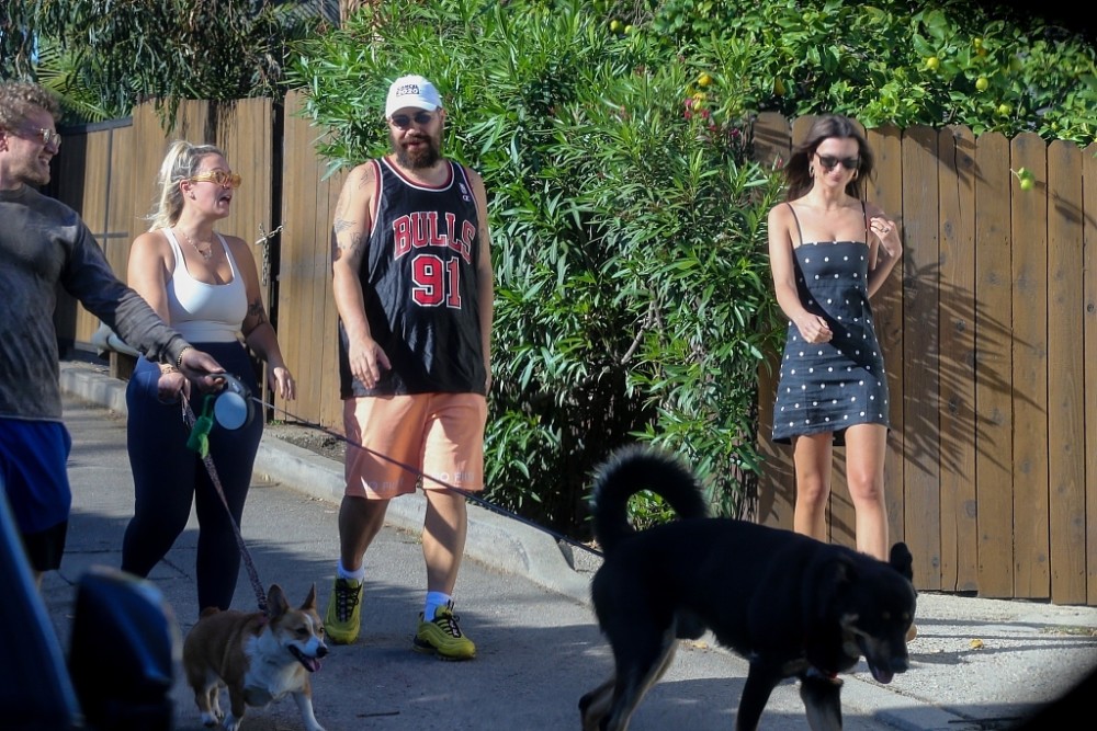 超模艾米丽与老公一同外出,走路