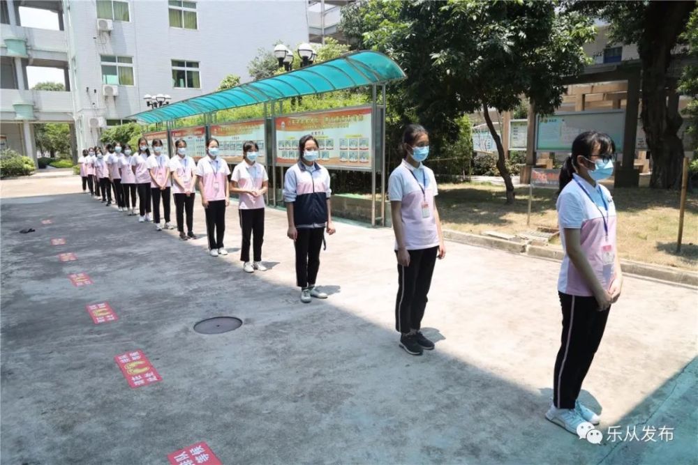 大墩中学学生就餐前按规定程序排队洗手.