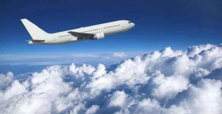 保持民用客机10000米的飞行高度主要是出于安全和效率的两个原因