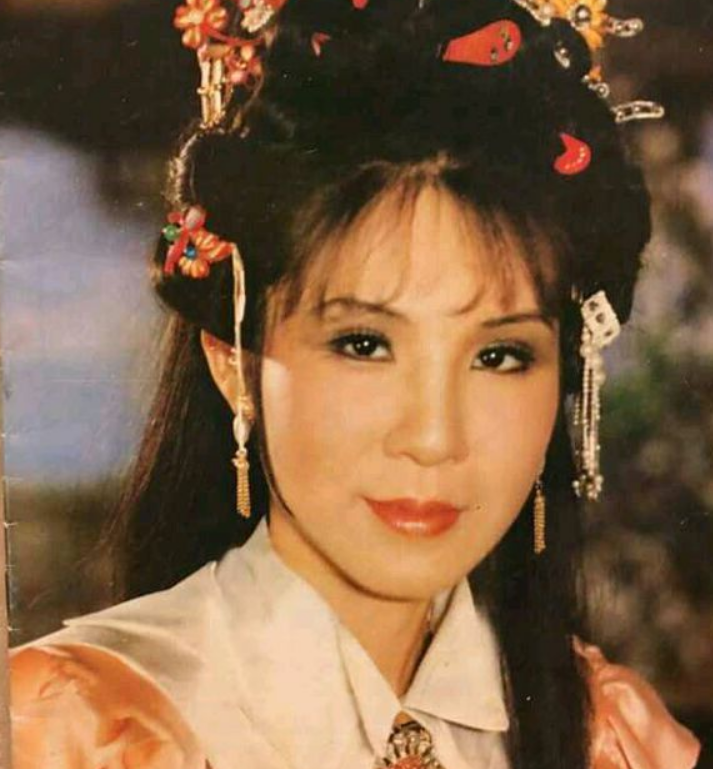 杨钧钧绰号"西门大妈",当看到她年轻照片后,网友:误会