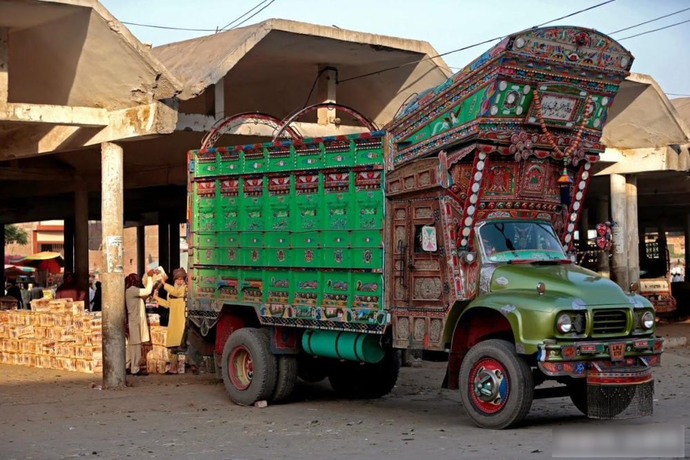 巴基斯坦盛行"卡车艺术",网友:真拉风,没点能力还开不