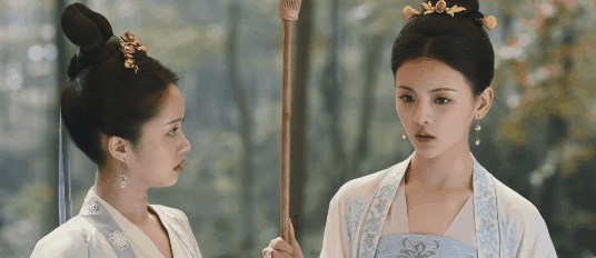 原版中由杨紫饰演少女时期,舒畅饰演成年时期的董鄂妃,她与顺治皇帝的
