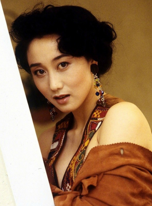 李连杰罕晒家庭照,59岁利智露面惹刷屏,一脸老态啥情况?