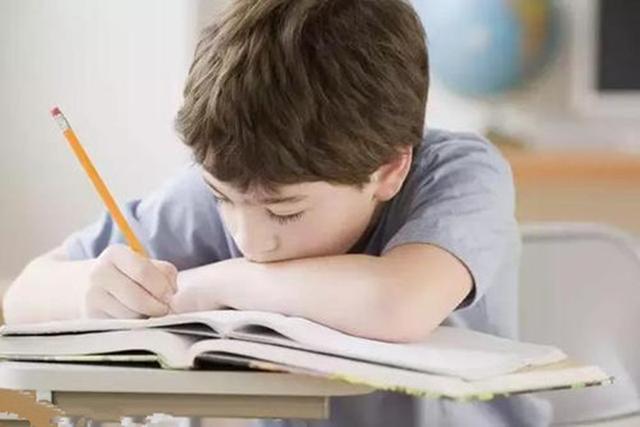 孩子作业做到深夜成为常态,父母苦不堪言:成绩不进反退了