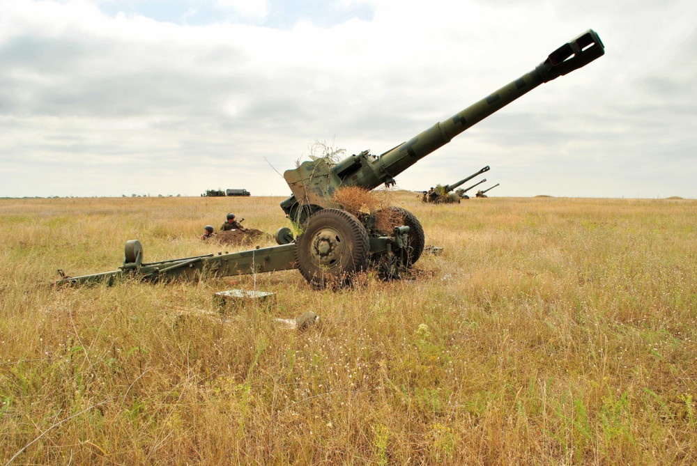 在d20式152毫米牵引加榴炮的炮管后部,涂装为军绿色,而且还有4条加强