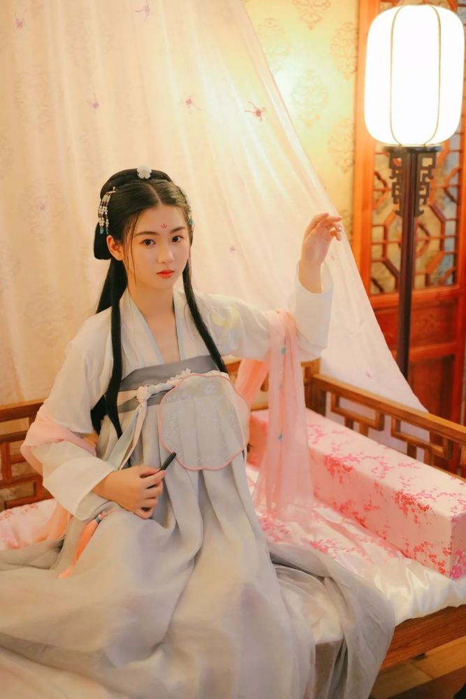 汉服小仙女:文墨书香,午后小寐