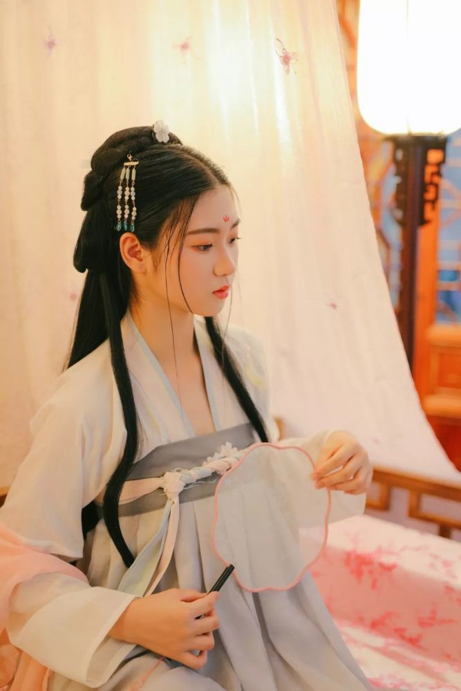 汉服小仙女:文墨书香,午后小寐