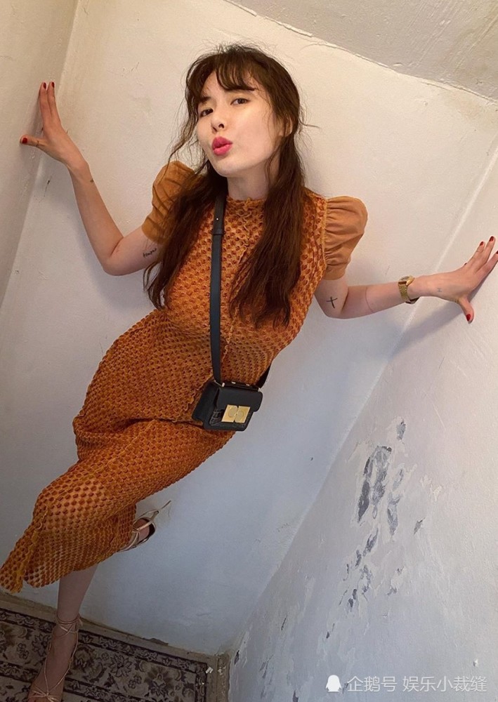 泫雅穿古黄色鱼纹宫廷裙逛街自拍:墙角摆拍尽显小女人