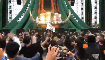 只要开始mosh pit,他就是张弹簧床,你才是全场最勇猛的战神!