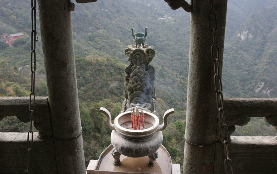 武当山上"龙头香",香炉离地数千丈,却已经347年不让烧香