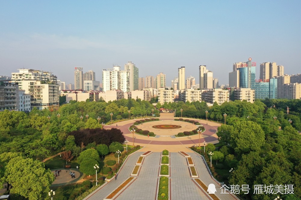 航拍衡阳:初夏,高新区太阳广场鲜花簇拥,色彩斑斓,美如油画