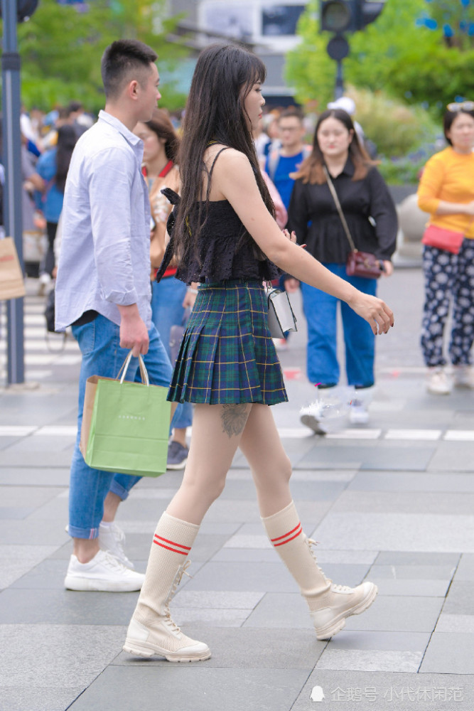 街拍:美女小姐姐和男友一起逛街,穿着的百褶裙蛮有回头率!