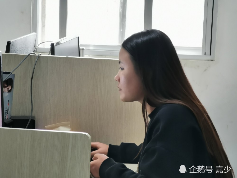 办公室的美女,侧颜还可以吧,最后一个背影又如何,哈哈