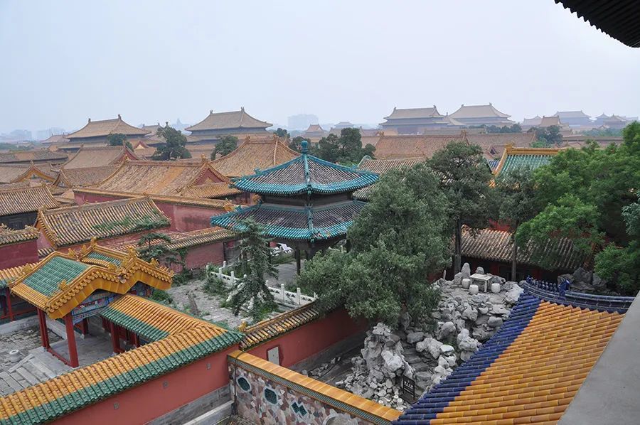 第二章介绍现存的皇家名园实例,如北京的紫禁城御花园,卧苑三海