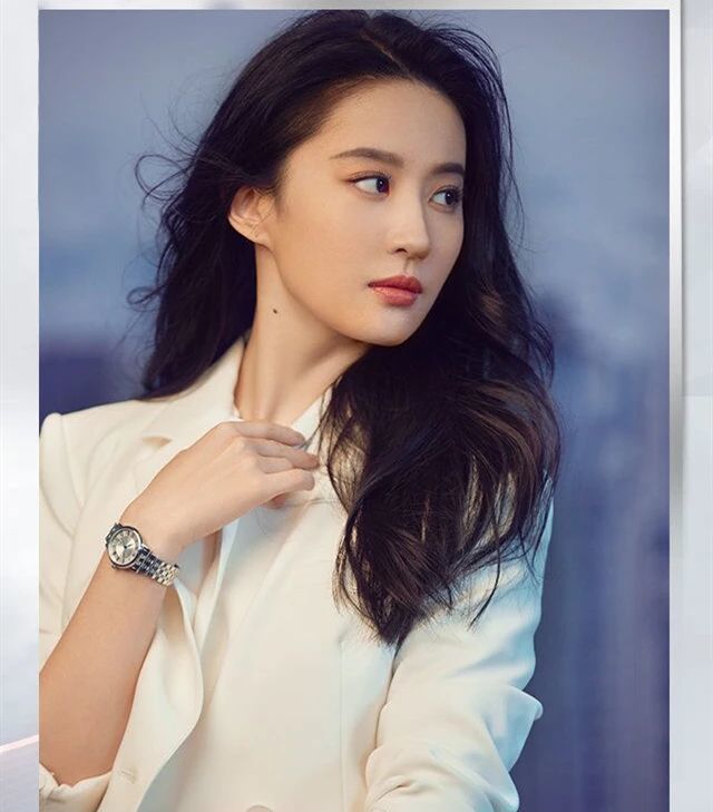 刘亦菲天梭代言图,披着长发穿白西装,霸气的女总裁范儿挡不住!