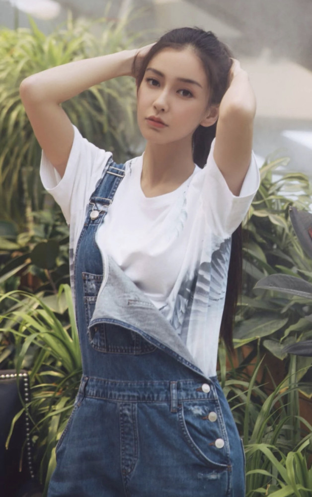 杨颖穿斜肩背带裤,减龄效果堪比20岁少女,难怪黄晓明宠她成宝
