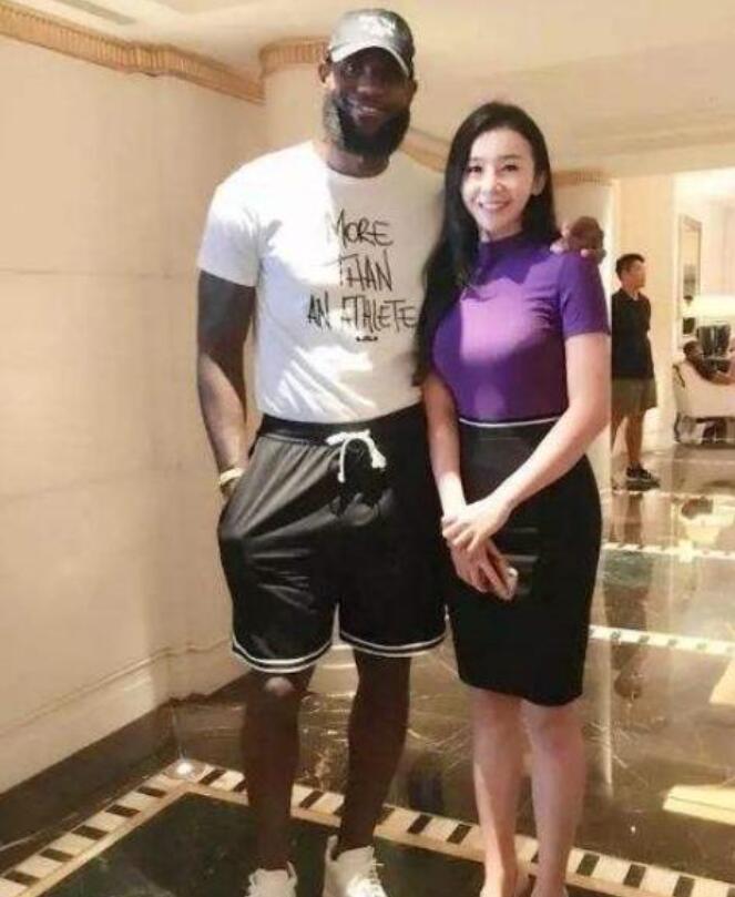 nba球星和美女合照,詹姆斯很随意,杜兰特像颗柱子,格林过分了