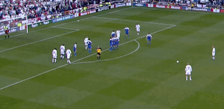 比赛第93分钟,英格兰获得一粒任意球,贝克汉姆亮出标志性的圆月弯刀