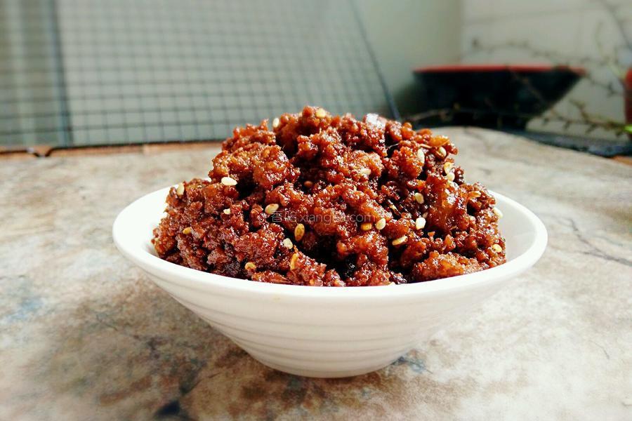 天气越来越热,老吃肉有点腻,但一瓶好的肉酱真是万能的,可以配米饭