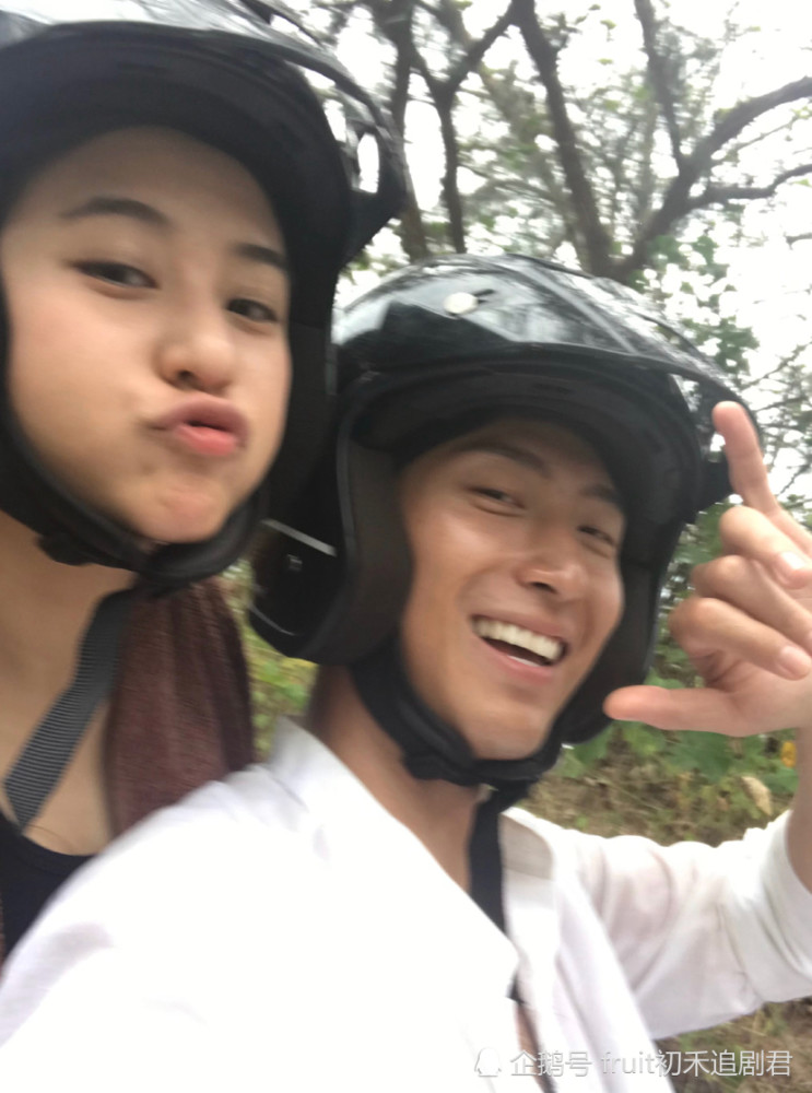 窦骁晒与女友何超莲合照