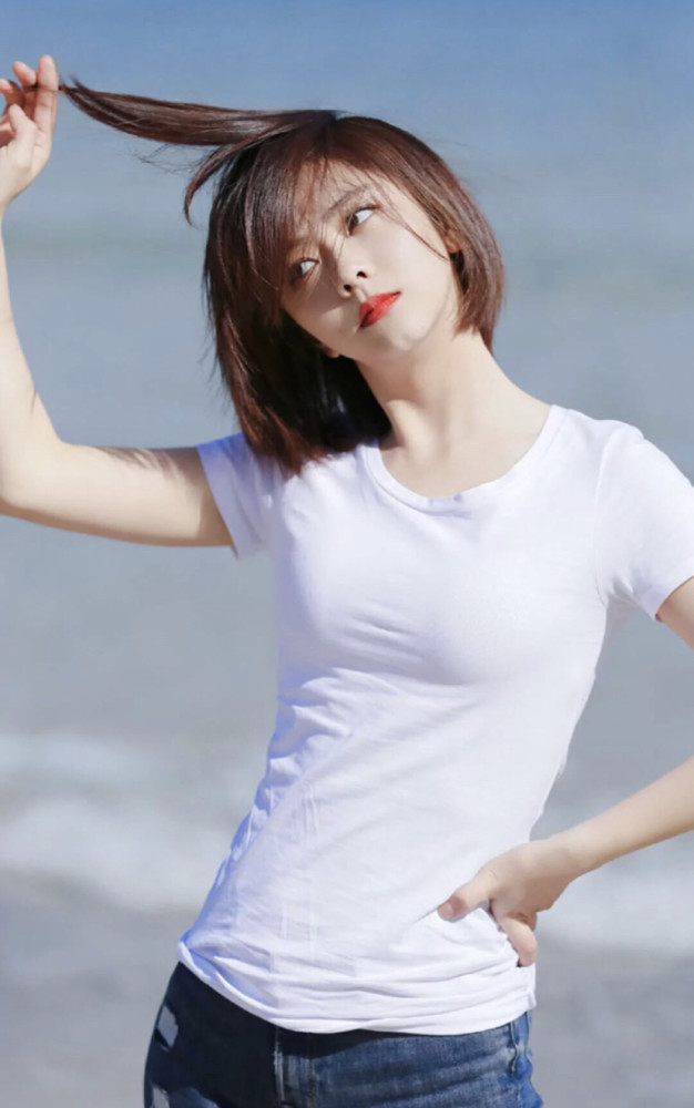 谭松韵清新美照,白t恤配紧身裤,漏出来的腰围我信她没