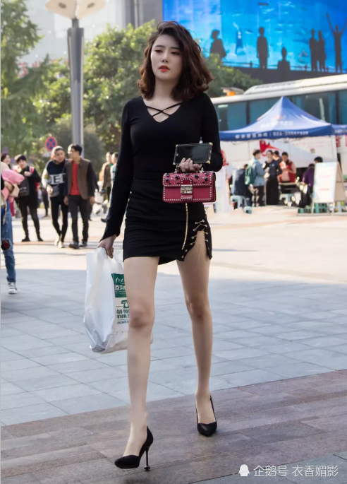 街拍:一身黑色装,美女身材丰腴,好身材好颜值!
