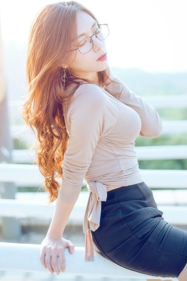 灰色低领褶皱上衣搭配套裙,戴眼镜的美女穿出高雅知性