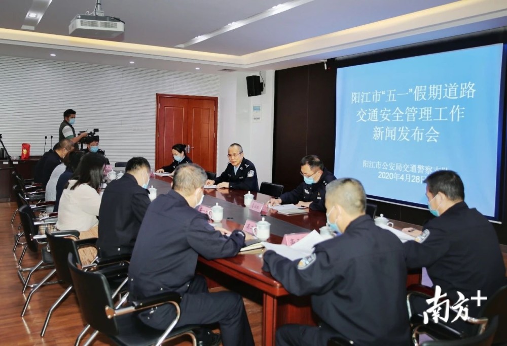 阳江市公安局交警支队支队长冯修羽出席发布会并讲话.