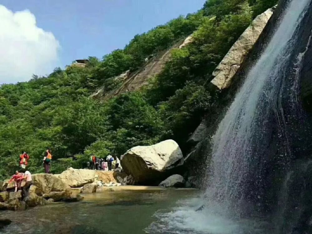 "五一"的黄柏山景区没有人山人海,只有山和花海