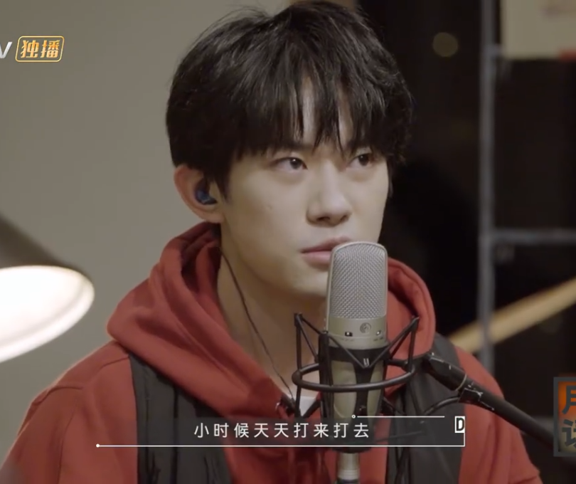 易烊千玺放飞自我,模仿小时候和表姐打架,手舞足蹈的样子太萌了