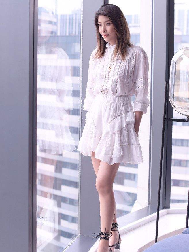 陈慧琳真是美到了骨子里,把白衬衫也穿出高级感,犹如东方女神