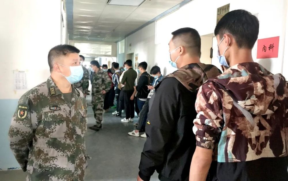 我县本地籍大学毕业生参加新兵体检