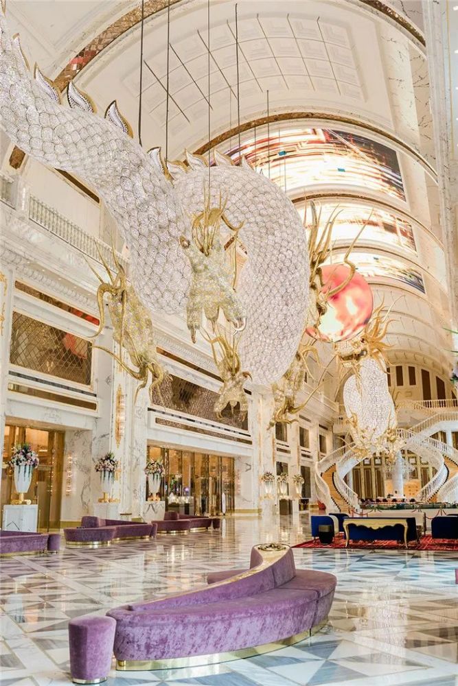 「飞龙」犹如伟大的宝石,高高悬挂在塞班皇宫酒店大厅内.