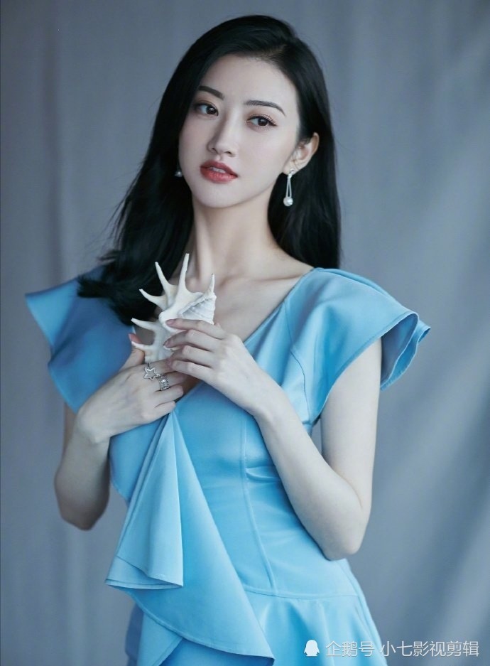 景甜身穿浅蓝色深v不规则长裙 恬静美好气质佳