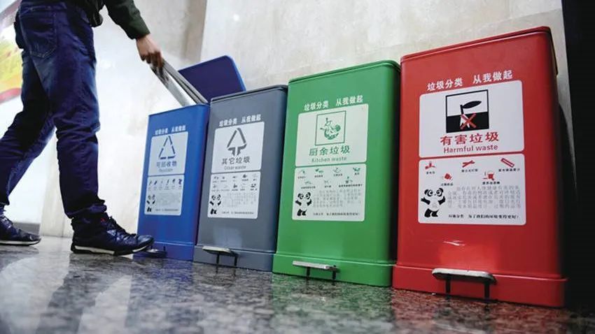北京明天开始实行垃圾分类,记者在社区探访看到这一幕